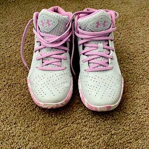 Selling girls underarmer shoes